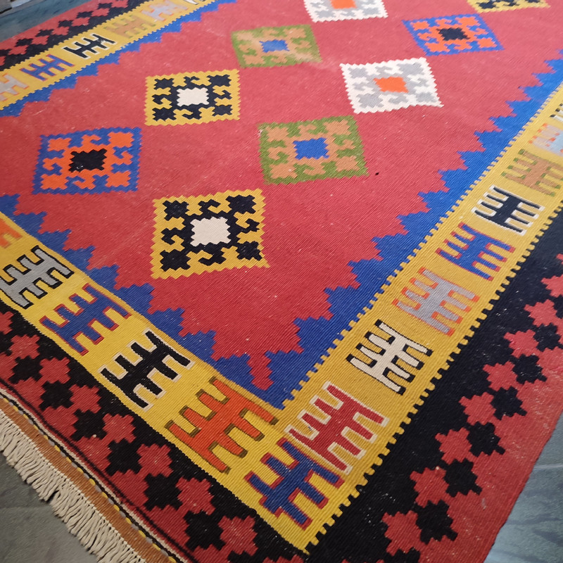 گلیم دستبافت سه و نیم متری طرح لوزی کد AA94
