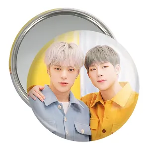 آینه جیبی خندالو مدل گروه مانستا اکس Monsta X  کد 21198