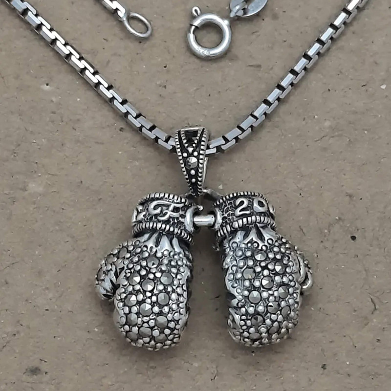 گردنبند نقره مردانه مدل دستکش بوکس گردنبند نقره مردانه مدل دستکش بوکس