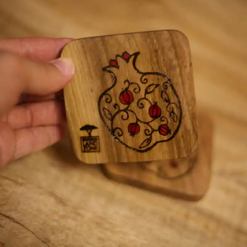 زیر لیوانی چوبی وودلندزون مدل انار یلدا بسته 2 عددی