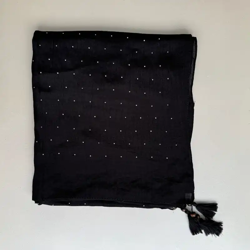 شال زنانه مدل نخی اسلپ براق نگینی خالخالی حرارتی منگوله دار