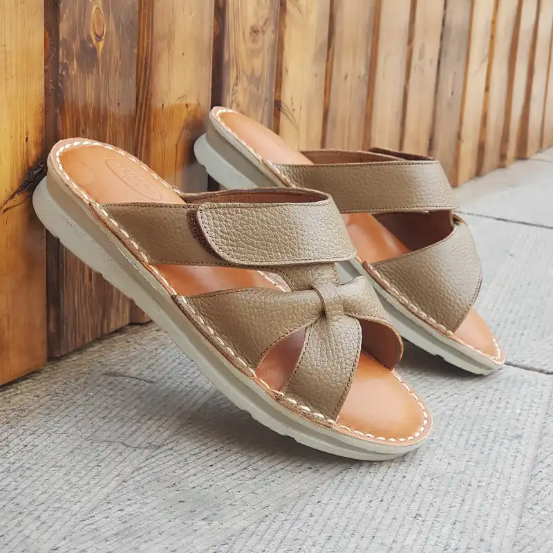 دمپایی زنانه مدل چرم طبیعی کد 06 رنگ قهوه ای