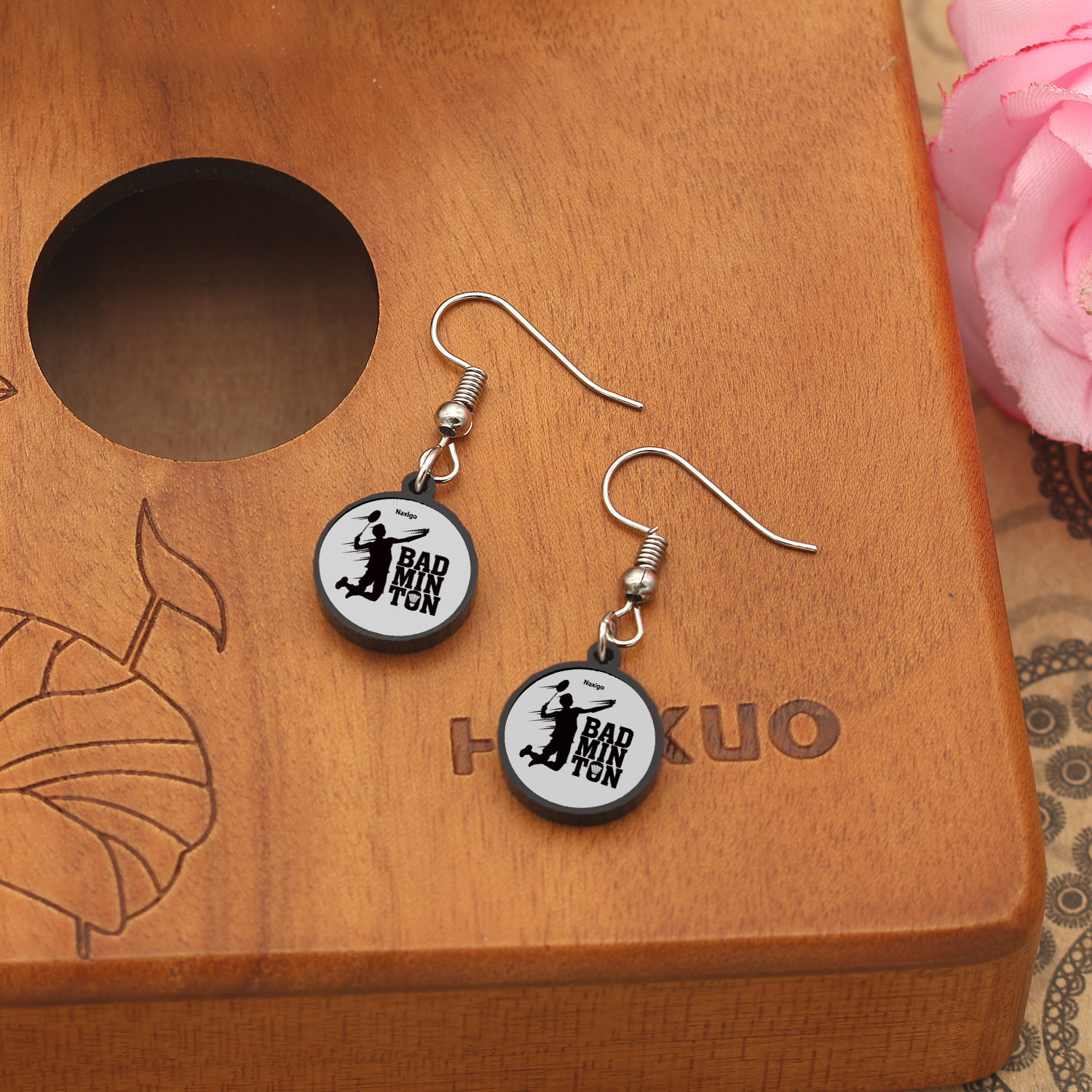 گوشواره زنانه ناکسیگو مدل شب تاب طرح بدمینتون کد ES7320