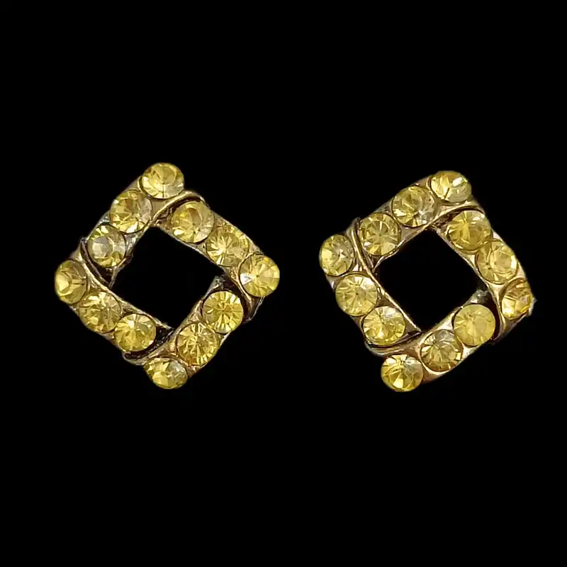 گوشواره زنانه مدل سنتی نگین‌ دار