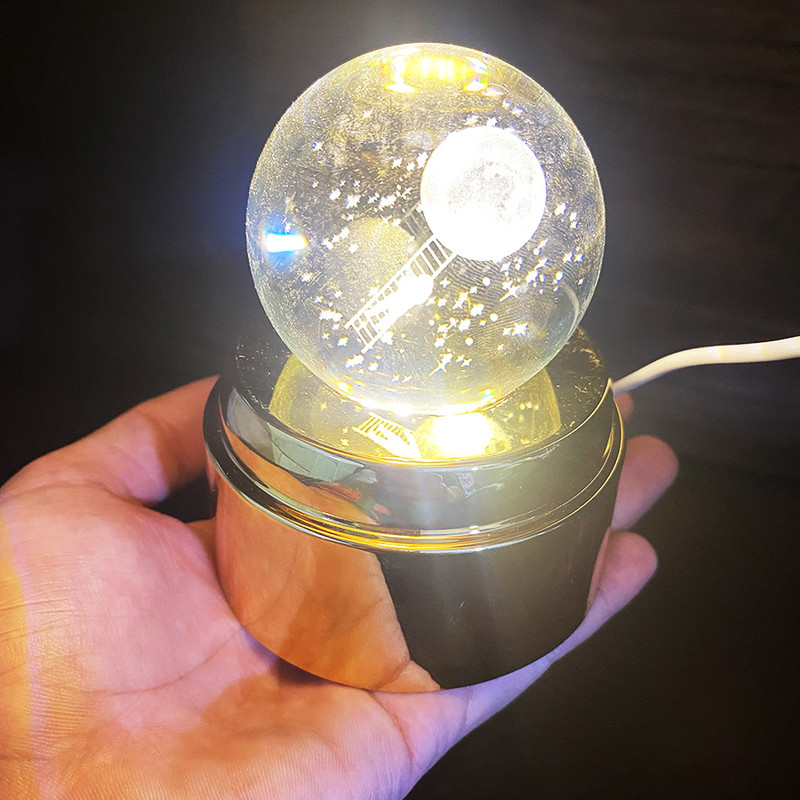 چراغ خواب مدل گوی کریستال چرخان طرح ماه و فضانورد