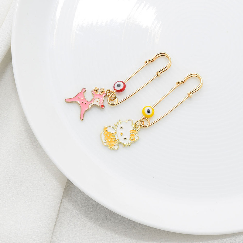 سنجاق سینه دخترانه دلنار گالری مدل آهو و کیتی بسته 2 عددی سنجاق سینه دخترانه دلنار گالری مدل آهو و کیتی بسته 2 عددی