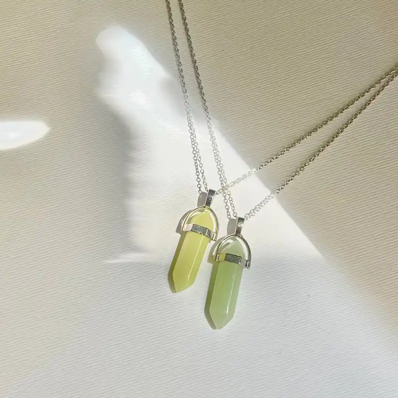 گردنبند مدل منشوری شب تاب