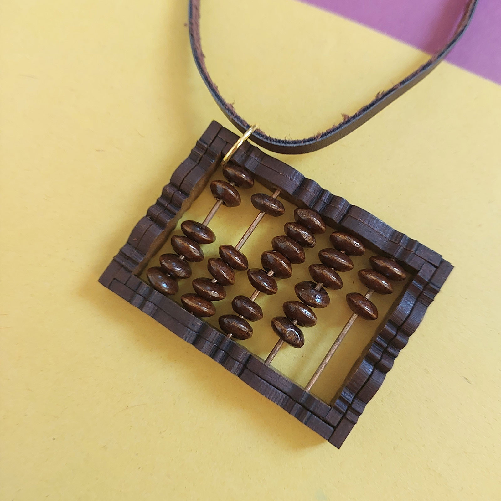 گردنبند زنانه مدل چوبی طرح چرتکه کد NC007