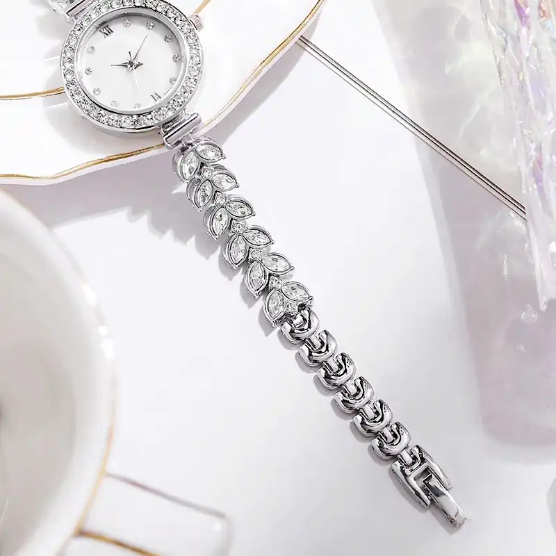 ساعت مچی عقربه ای زنانه مدل دور نگین بند نگین دار گندمی