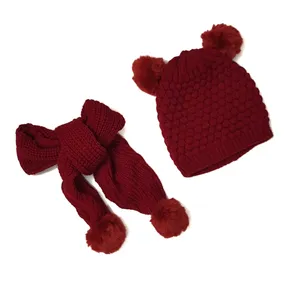 ست کلاه و شال گردن بافتنی بچگانه مدل پوم دار رنگ زرشکی