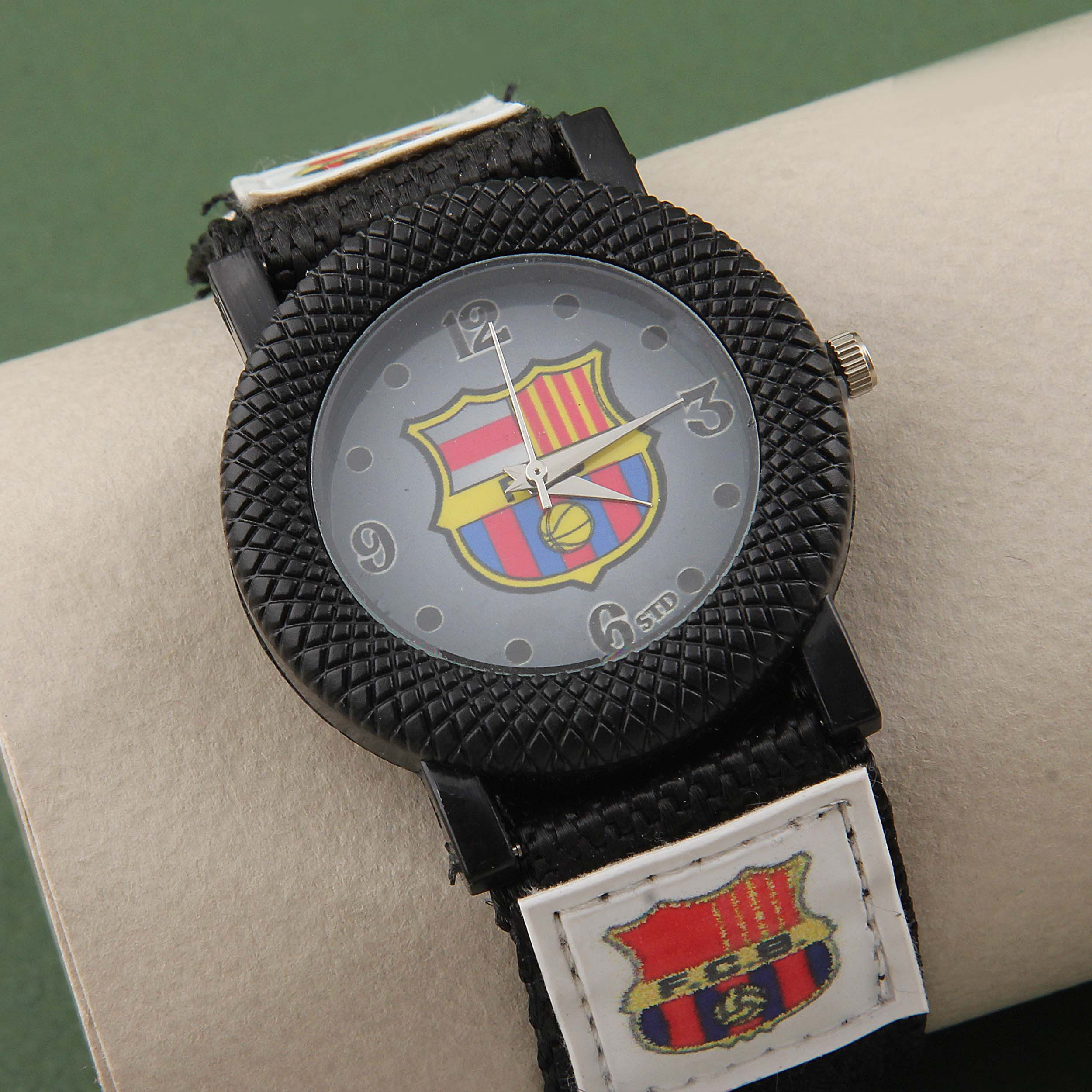 ساعت مچی عقربه ای پسرانه مدل ورزشی بند کتان چسبی طرح بارسلونا کد WHK_099 ساعت مچی عقربه ای پسرانه مدل ورزشی بند کتان چسبی طرح بارسلونا کد WHK_099