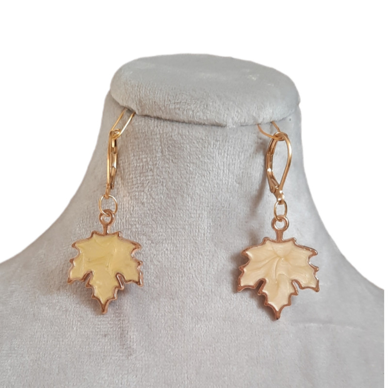 گوشواره دخترانه مدل رزینی برگ پاییزی گوشواره دخترانه مدل رزینی برگ پاییزی