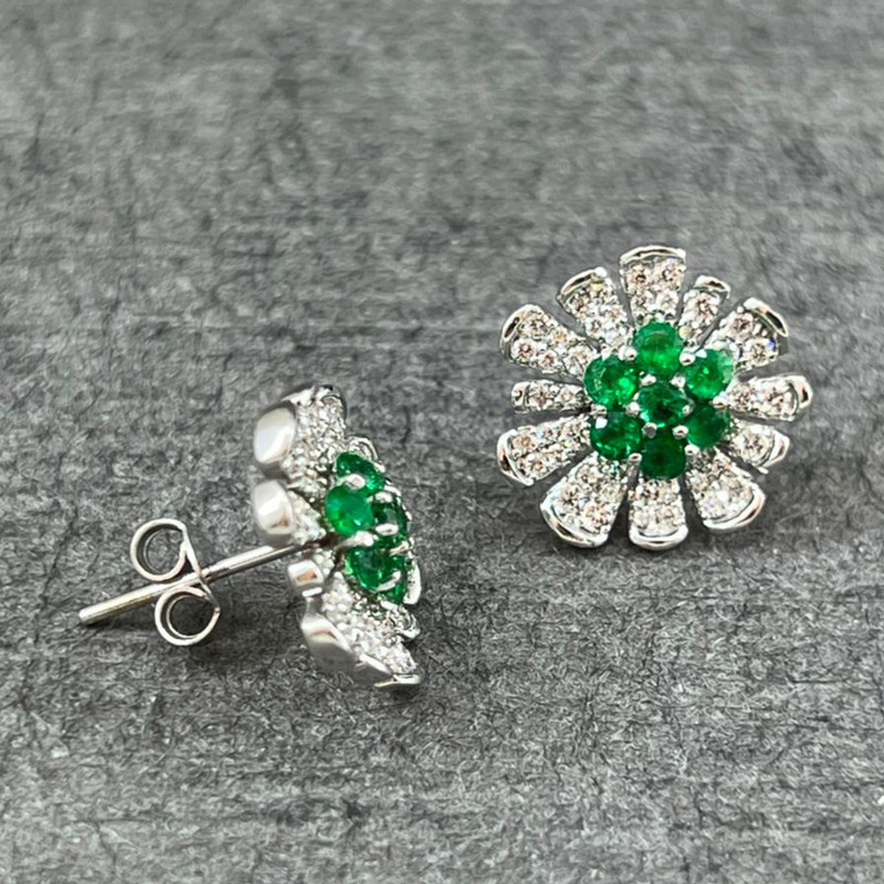 گوشواره طلا 18 عیار زنانه دوست خوب مدل Emerald dk513 گوشواره طلا 18 عیار زنانه دوست خوب مدل Emerald dk513