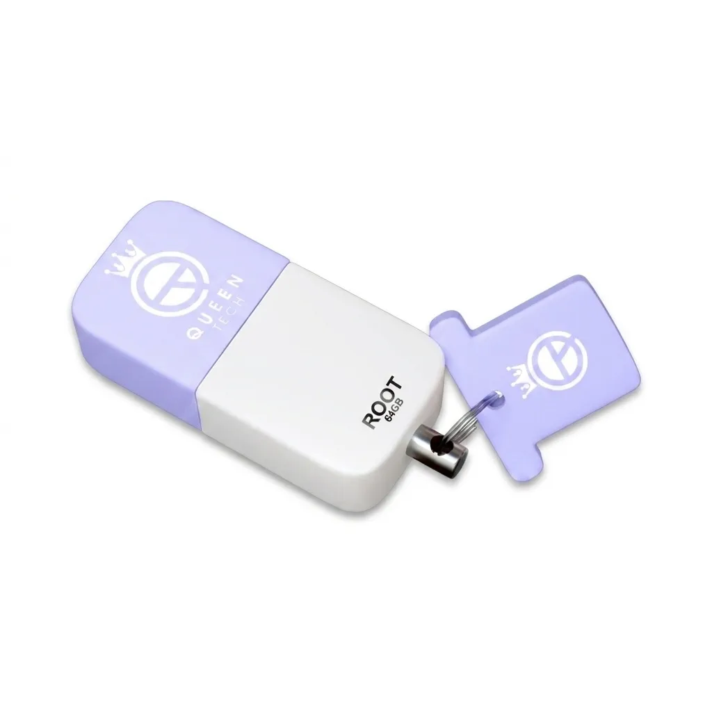 فلش مموری کوئین تک مدل ROOT ظرفیت 64 گیگابایت با رابط USB 2.0 و سرعت خواندن 25 مگابایت بر ثانیه، طراحی درپوش‌دار و بند آویز، سازگار با تمام سیستم‌عامل‌ها و دستگاه‌های مختلف