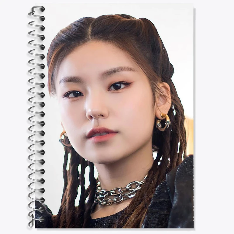 دفتر زبان 50 برگ خندالو مدل دو خط طرح یجی گروه ایتزی ITZY کد 20210