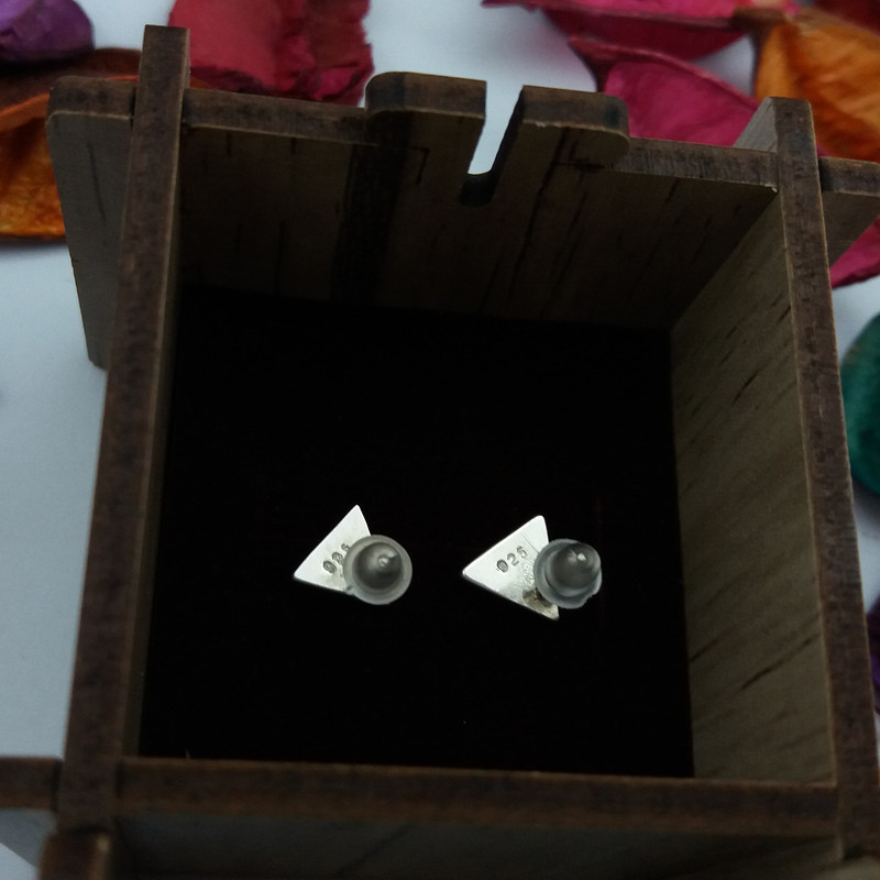 گوشواره نقره زنانه طرح مثلث گوشواره نقره زنانه طرح مثلث