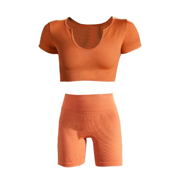 ست کراپ تاپ آستین کوتاه و شلوارک ورزشی زنانه مدل اسپرت یقه باز رنگ نارنجی