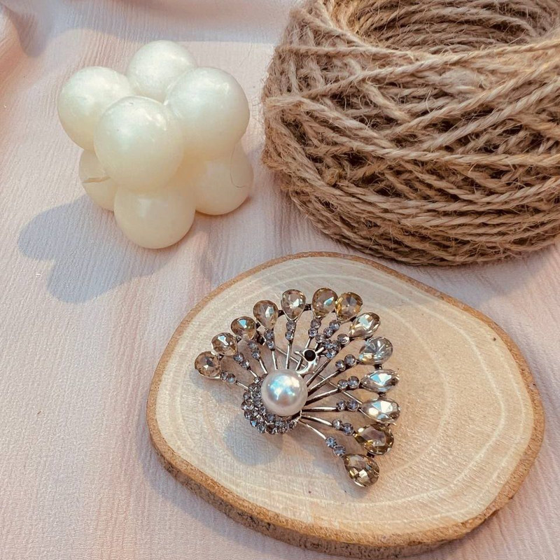 گل سینه زنانه مدل طاووس