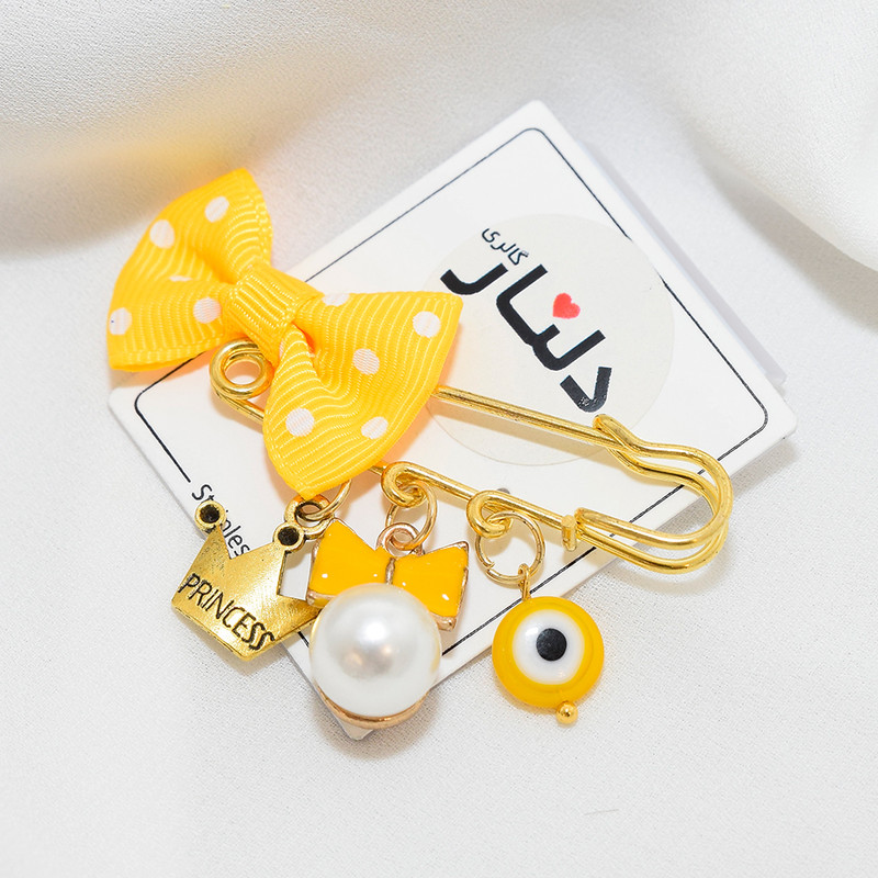 سنجاق سینه دخترانه دلنار گالری مدل پاپیون و چشم نظر و تاج