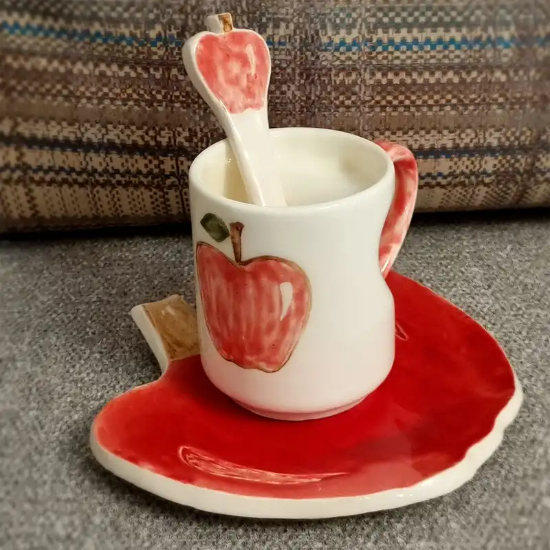 ست لیوان و زیرلیوانی سرامیکی طرح سیب به همراه قاشق