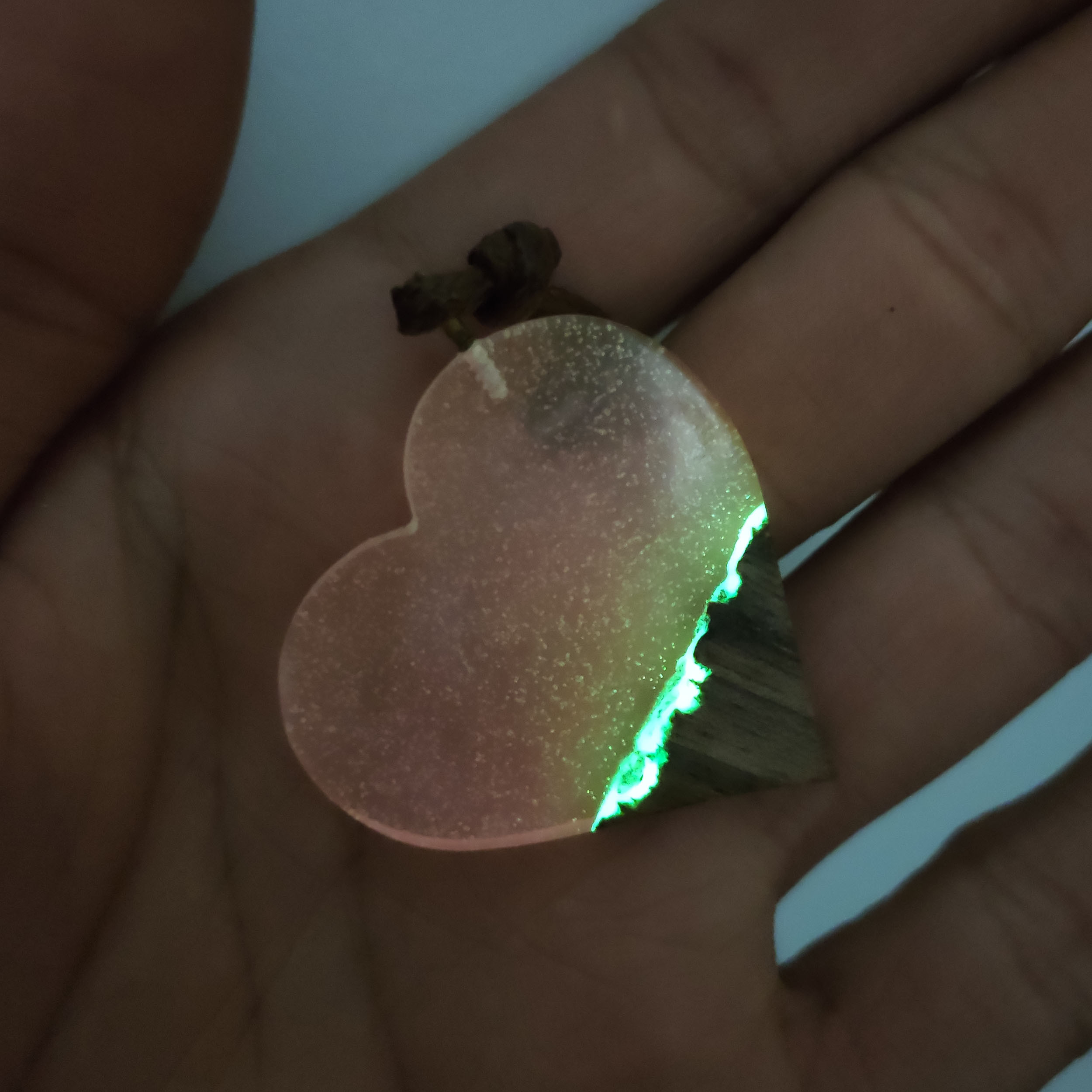 گردنبند دخترانه مدل چوب و رزین قلب شب تاب