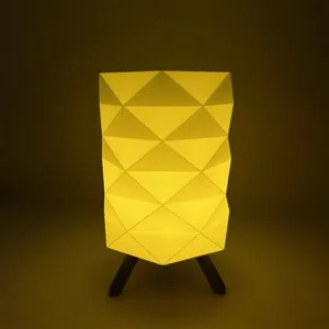 چراغ رومیزی مدل هندسی مدرن مثلثی