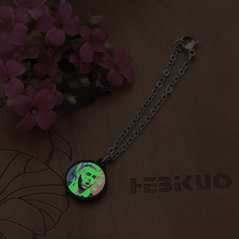 آویز ساعت زنانه ناکسیگو مدل شب تاب طرح کریم بنزما کد AW8873 آویز ساعت زنانه ناکسیگو مدل شب تاب طرح کریم بنزما کد AW8873