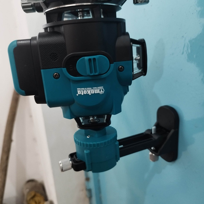 تراز لیزری تی ماکوتا مدل 4 بعدی نور سبز کد TM-4D19WF-1.30به همراه سه پایه