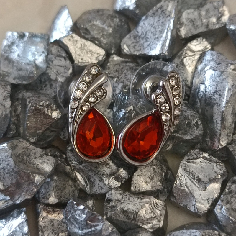 گوشواره زنانه مدل اشک نگین دار گوشواره زنانه مدل اشک نگین دار