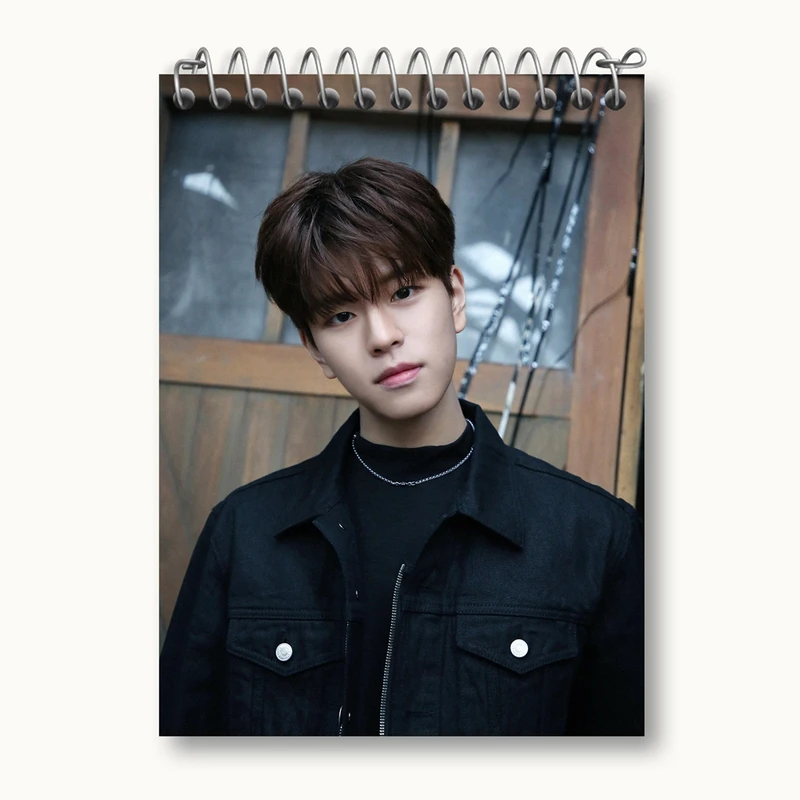 دفتر یادداشت 50 برگ خندالو مدل سونگمین گروه استری کیدز Stray Kids کد 11854
