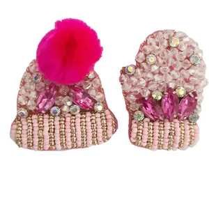 سنجاق سینه زنانه مدل دستکش و کلاه