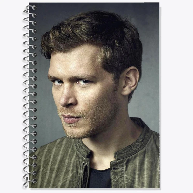 دفتر زبان 50 برگ خندالو مدل دو خط طرح کلاوس مایکلسون اصیل ها The Originals کد 20316