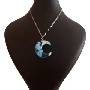 گردنبند زنانه مدل ابر و ماه شب تاب