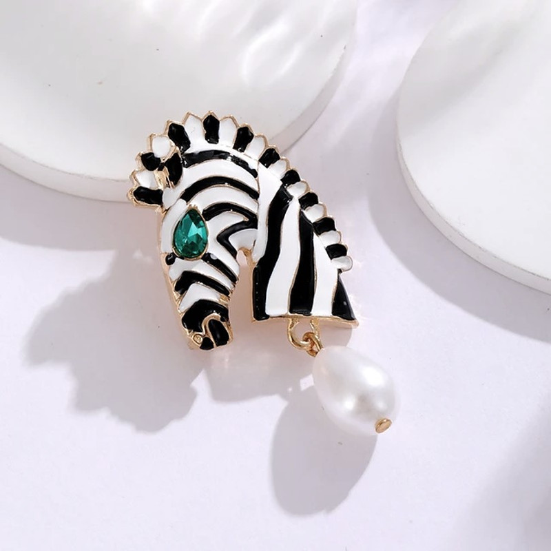 گل سینه زنانه مدل گورخر طرح چشم زمردی آویز مرواریدی کد 302