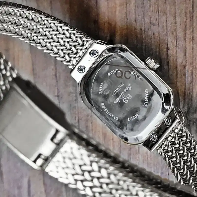 ساعت مچی عقربه ای زنانه مدل حصیری دورنگین خطی 01