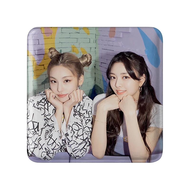 مگنت خندالو طرح گروه ایتزی ITZY  مدل مربعی کد 20232