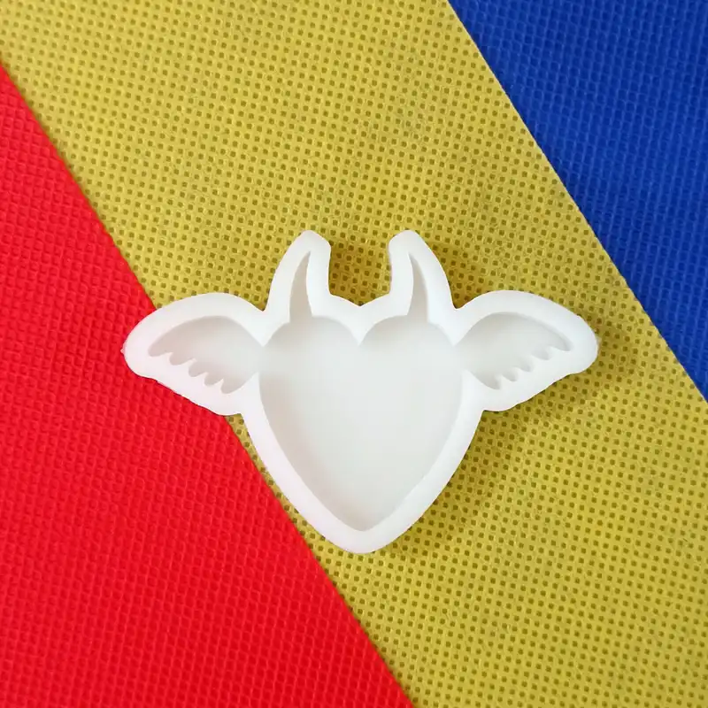 قالب رزین مدل جاکلیدی و آویز طرح قلب بالدار کد 1