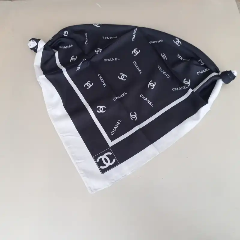 روسری زنانه مدل نخی حاشیه خط دار