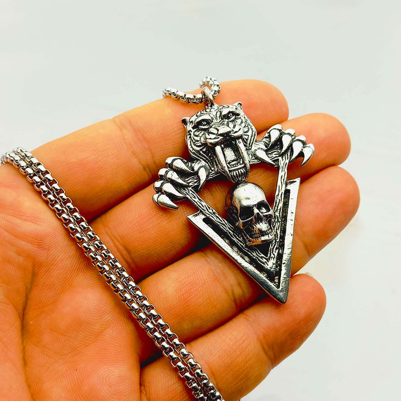 گردنبند مردانه طرح محافظ جمجمه مدل ویتالی کد 828GAM