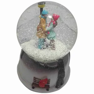 گوی موزیکال طرح عاشقانه در برف کد 02