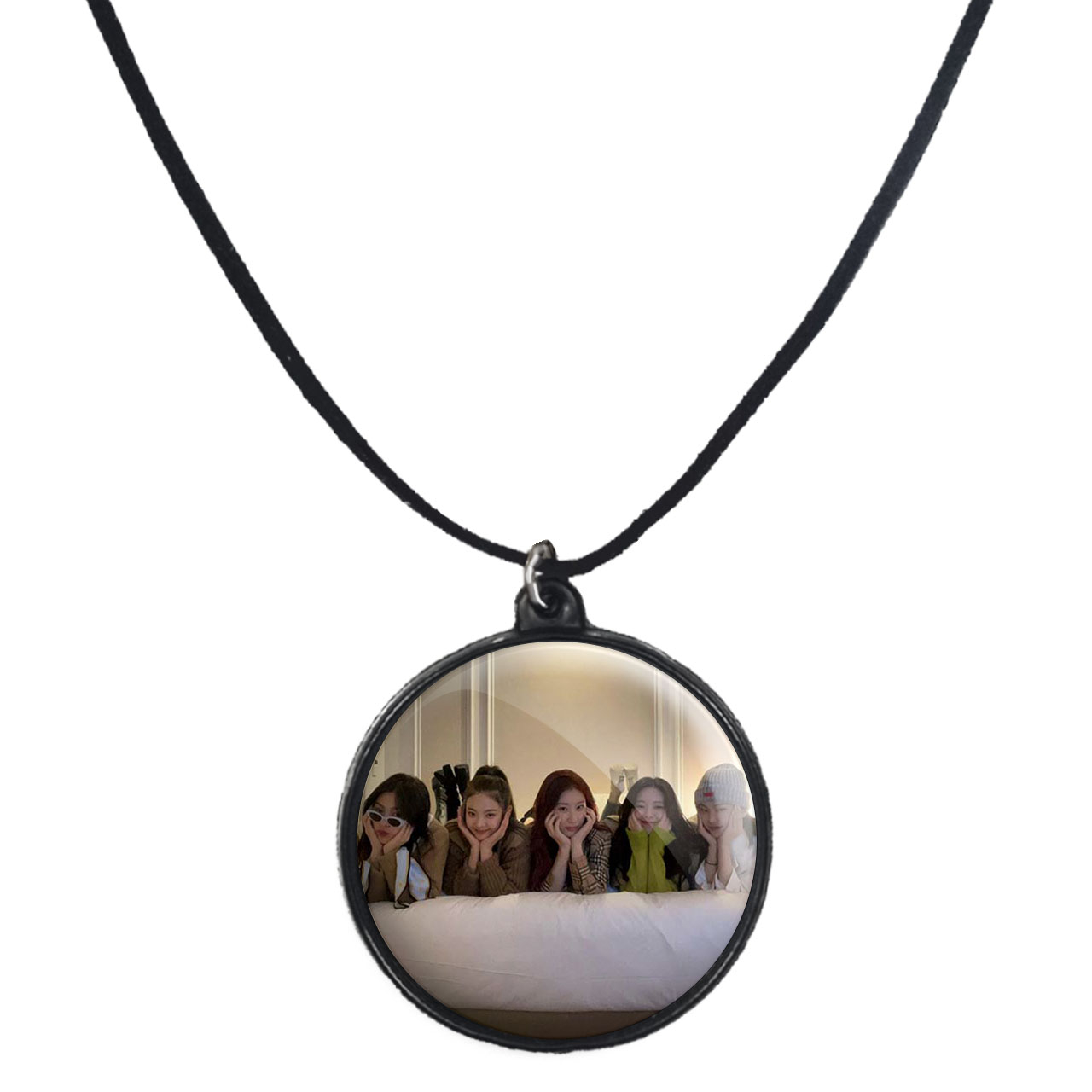 گردنبند پرمانه طرح گروه موسیقی ایتزی کد pmb.13085 مدل دو طرفه