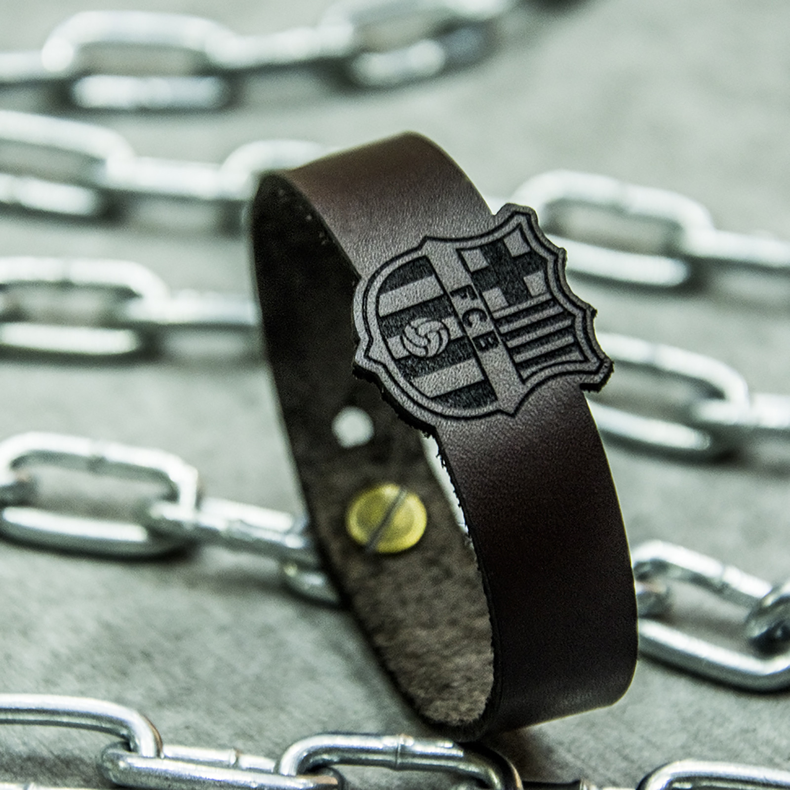 دستبند چرمی چرمینه اسپرت طرح بارسلونا کد 3018