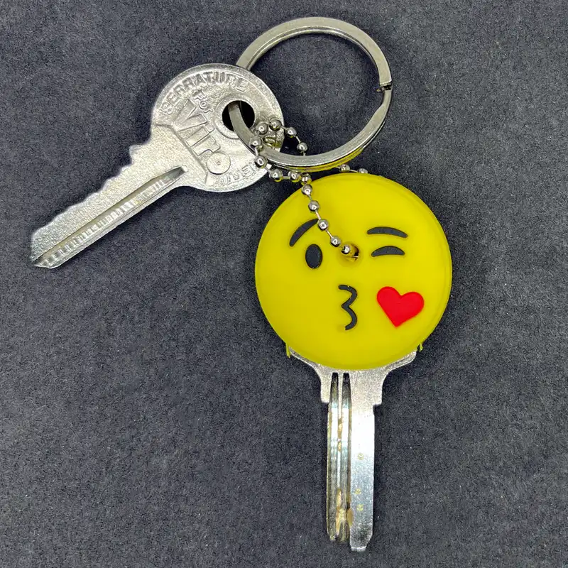 کاور کلید مدل Emoji kissing Heart A01 به همراه آویز