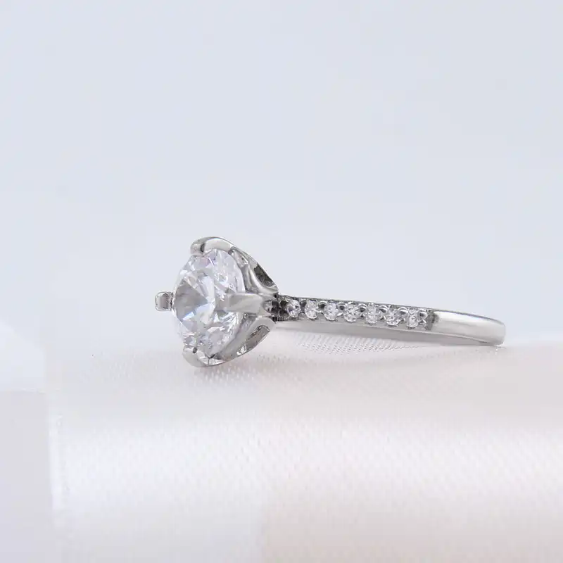 انگشتر نقره زنانه بازرگانی میلادی مدل تک نگین برلیان طرح نامزدی ابکاری رادیوم کد AWR_1626