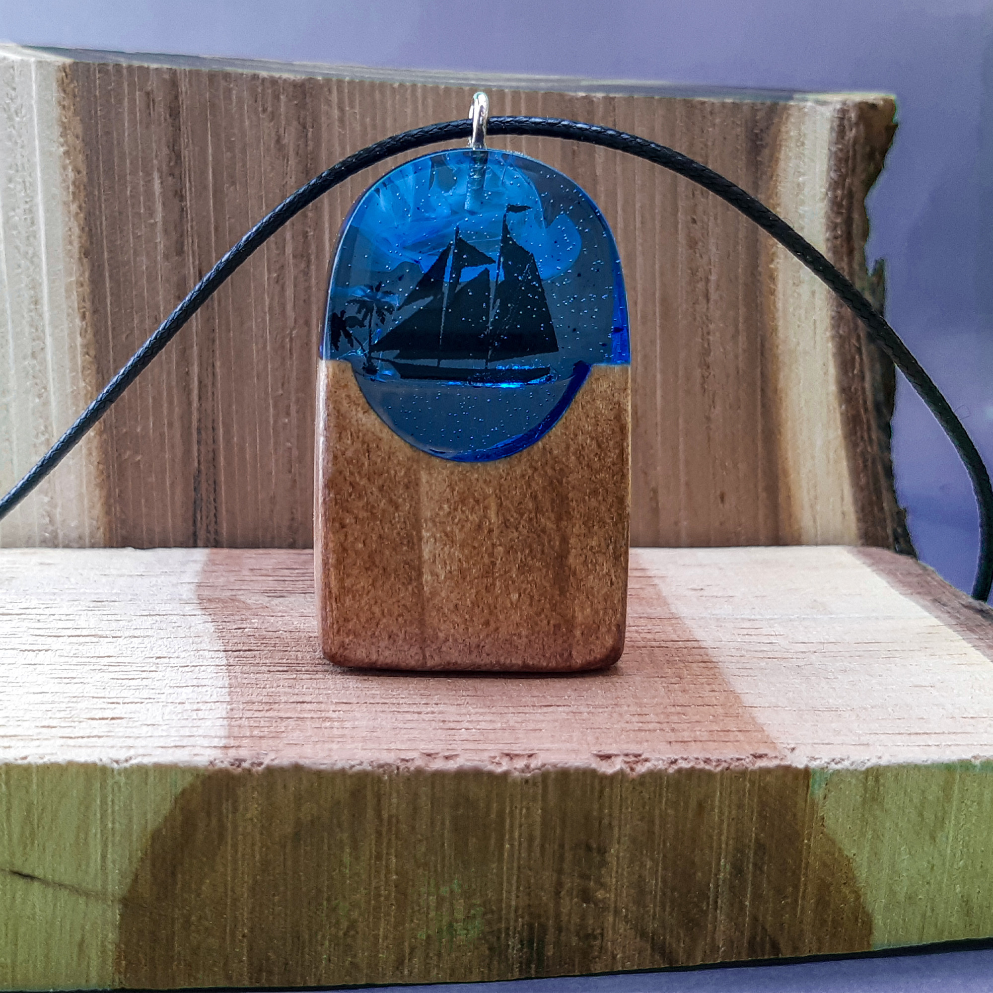 گردنبند دخترانه مدل چوب و رزین دریا گردنبند دخترانه مدل چوب و رزین دریا