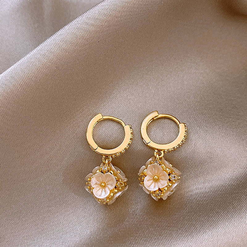 گوشواره حلقه ای زنانه مدل رینگ نگین شش گل صدفی کد 00972