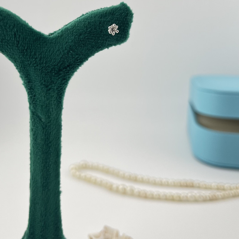 پیرسینگ گوش نقره زنانه مدل تک نگین پیرسینگ گوش نقره زنانه مدل تک نگین