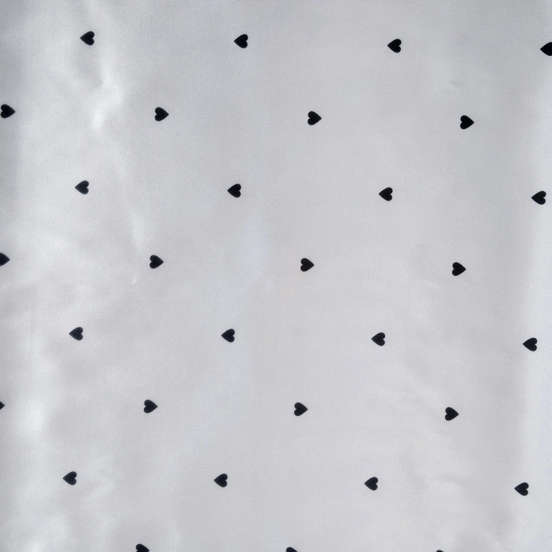 پارچه لباس عرض 1/5 متر مدل ساتن ال ایکس طرح قلبی رنگ نقره‌ای