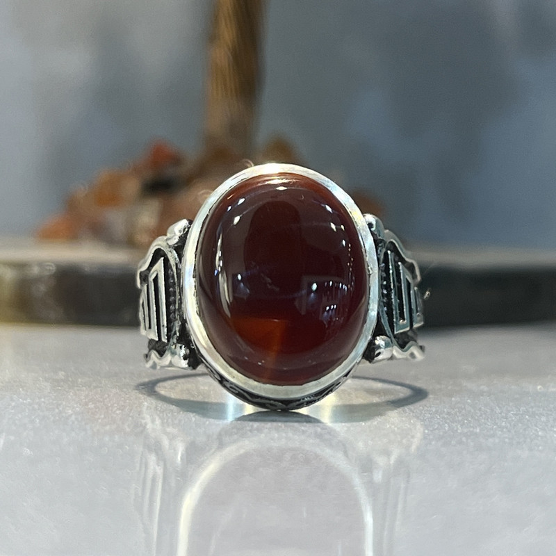 انگشتر نقره مردانه مدل سیاه قلم مزین به عقیق یمانی سرخ 9302-12 انگشتر نقره مردانه مدل سیاه قلم مزین به عقیق یمانی سرخ 9302-12