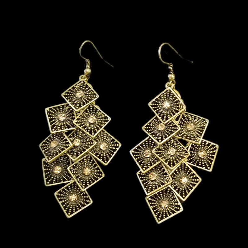 گوشواره زنانه مدل کلاسیک نگین دار